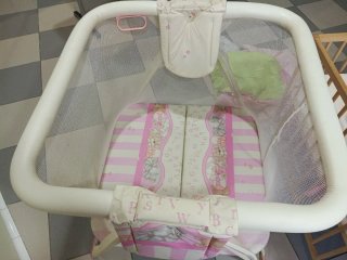 Parque infantil con estampado de letras
