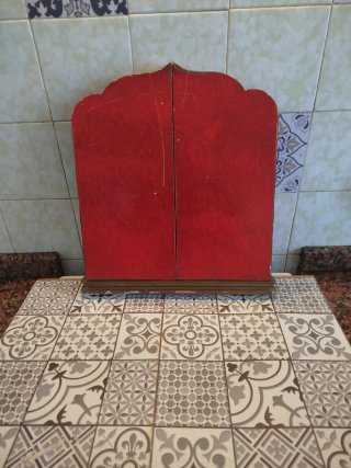 Tríptico religioso rojo
