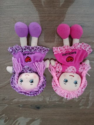 Muñecas de peluche (2 unidades) 8 euros las dos.