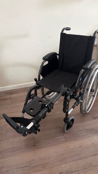 Silla ruedas manual. Y reposapies izquierdo.