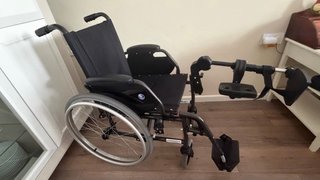 Silla ruedas manual. Y reposapies izquierdo.