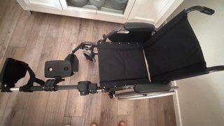 Silla ruedas manual. Y reposapies izquierdo.