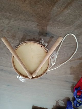 Tambor de madera con palos