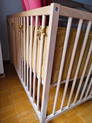 Cuna de madera con protecctor, colchón y 2 bajeras
