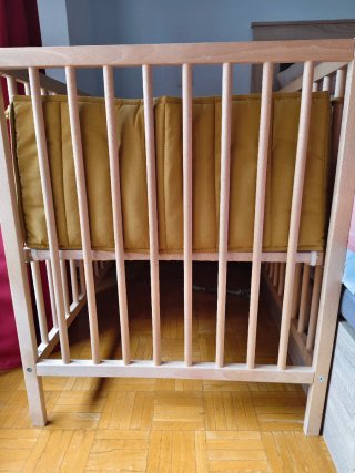 Cuna de madera con protecctor, colchón y 2 bajeras