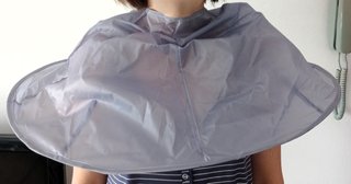 Capas peluquería con bandeja para pelos. NUEVOS.