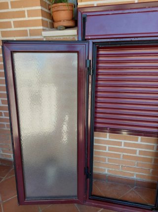 Ventana aluminio con persiana