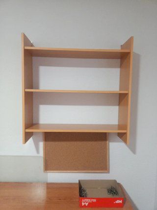 Estantería de madera beige