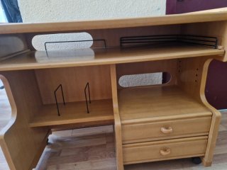 Mesa auxiliar de madera, con ruedas.