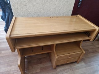 Mesa auxiliar de madera, con ruedas.