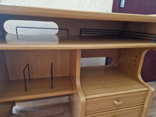 Mesa auxiliar de madera, con ruedas.