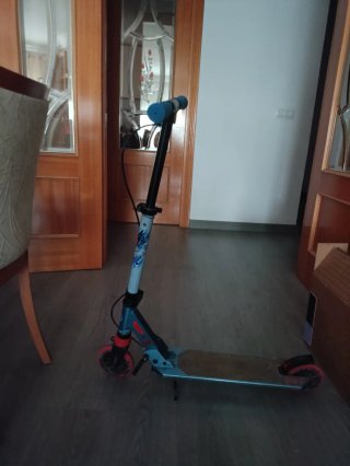 Patinete infantil azul y rojo