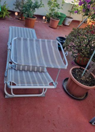 Tumbona plegable gris y blanca
