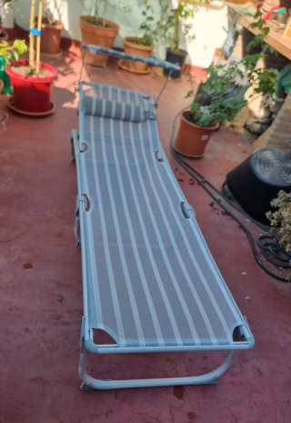 Tumbona plegable gris y blanca