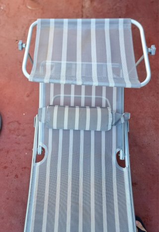 Tumbona plegable gris y blanca