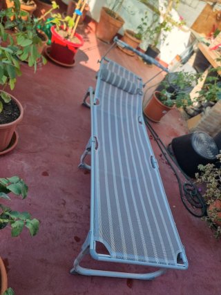Tumbona plegable gris y blanca