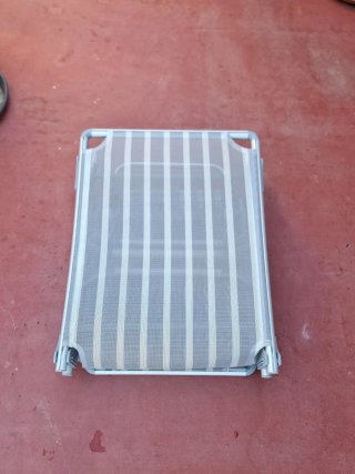 Tumbona plegable gris y blanca