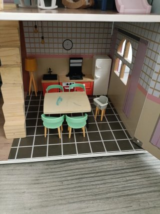 Casita de madera para muñecas