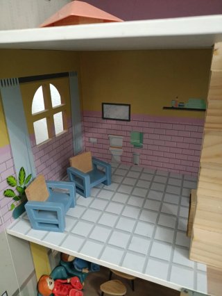 Casita de madera para muñecas