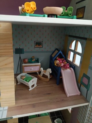 Casita de madera para muñecas