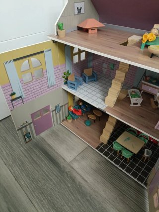 Casita de madera para muñecas