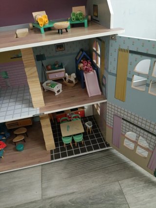 Casita de madera para muñecas