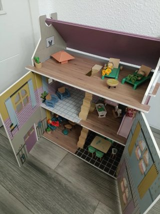 Casita de madera para muñecas