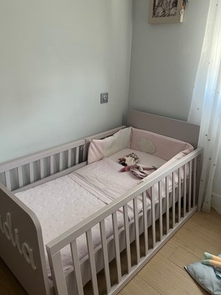 Cuna infantil rosa con nombre que se hace cama