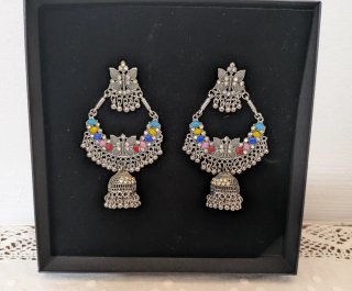 Pendientes étnicos grandes con pedrería