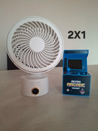 Ventilador blanco y máquina arcade mini