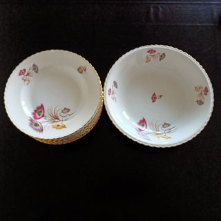 Vajilla de porcelana con borde dorado