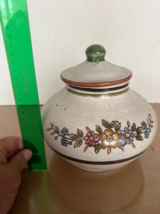 Jarrón antiguo de cerámica floral