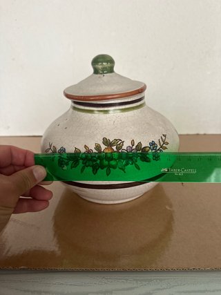 Jarrón antiguo de cerámica floral