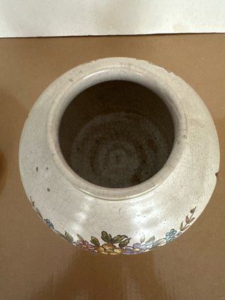 Jarrón antiguo de cerámica floral