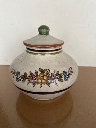 Jarrón antiguo de cerámica floral
