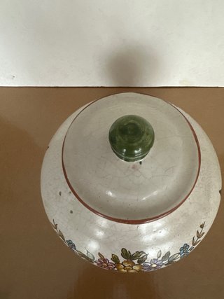 Jarrón antiguo de cerámica floral