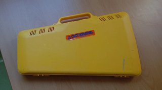 Xilófono infantil amarillo con baquetas