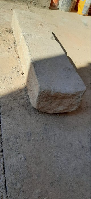 Piedra de granito antigua labrada.