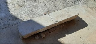 Piedra de granito antigua labrada.