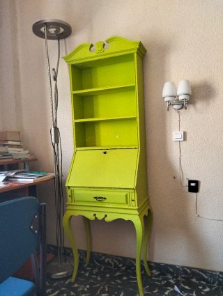 Escritorio antiguo con tapa abatible