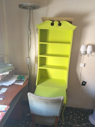 Escritorio antiguo con tapa abatible