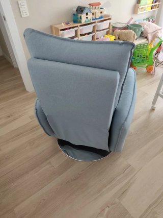 Sillón reclinable azul cielo de tela
