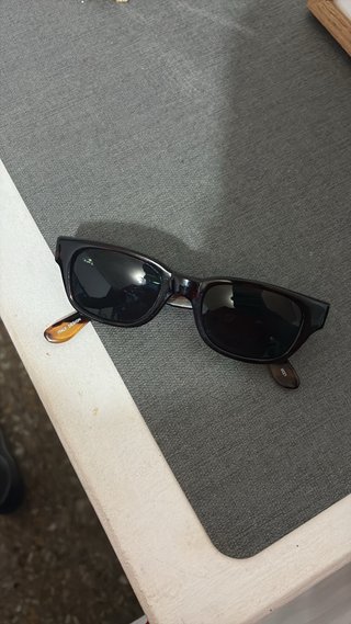Gafas de sol negras y marrones