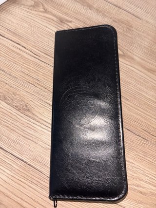 Estuche negro con cremallera