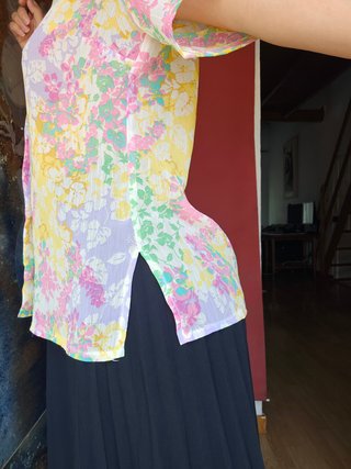 Camiseta floral corta anudada