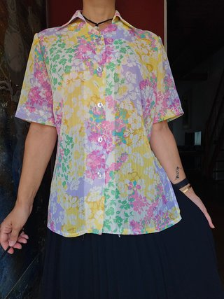 Camiseta floral corta anudada