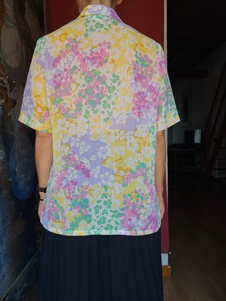 Camiseta floral corta anudada