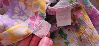 Camiseta floral corta anudada