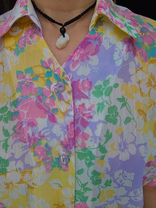 Camiseta floral corta anudada