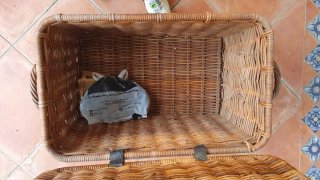 Baúl de mimbre con correas de cuero